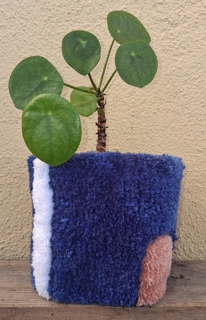 Cache-pot tufté tricolore, blanc, bleu, rose pale, qui s'enfile avec facilité autour d'un pot en plastique
