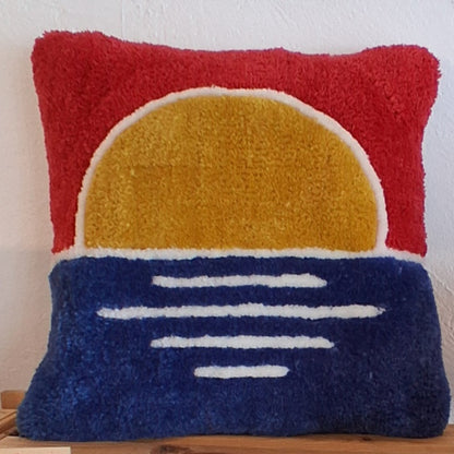 Coussin tufté en laine acrylique représentant un coucher de soleil coloré, apporte de la douceur à ta déco