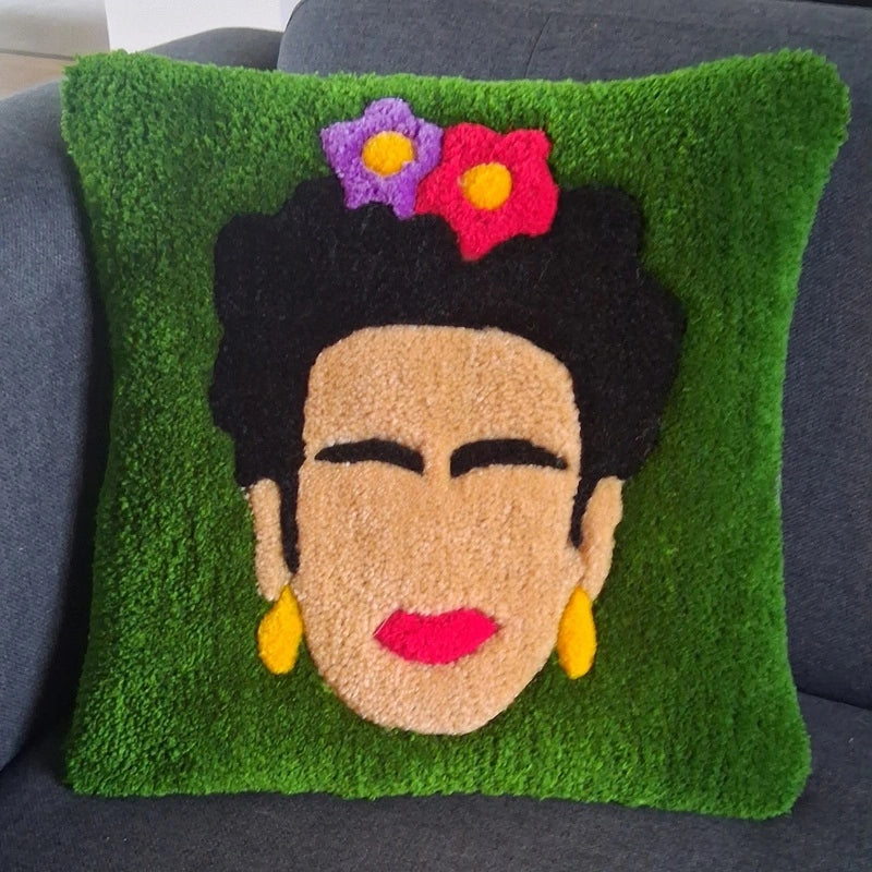 Coussin tufté personnalisé avec le portrait de Frida Kahlo sur fond vert