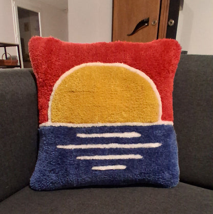 Coussin tufté en laine acrylique représentant un coucher de soleil coloré