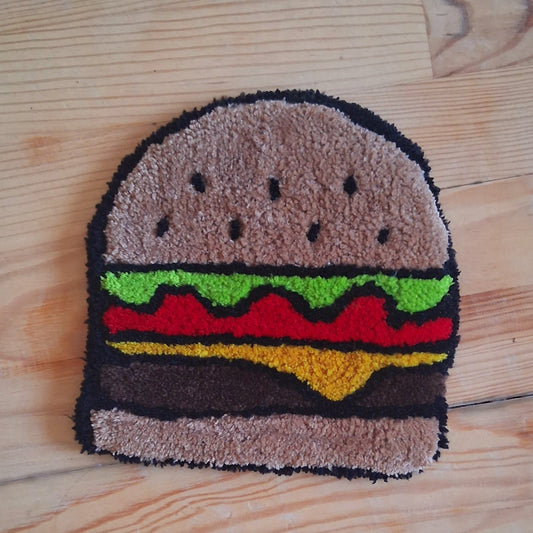 Décoration murale représentant un hamburger, crééé par La Balmo Tufting. Laine acrylique multicolore