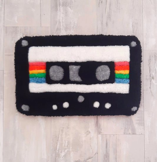 Décoration murale représentant une k7, cassette audio. Créée par La Balmo Tufting. Laine acrylique multicolore