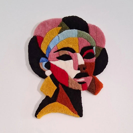 Décoration murale représentant le portrait d'une femme, appelée NOUR. Créée par La Balmo Tufting. Laine acrylique multicolore