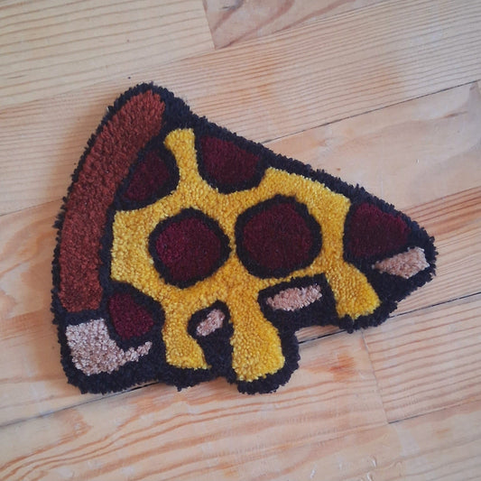 Décoration murale représentant une part de pizza créée par La Balmo Tufting. Laine acrylique multicolore