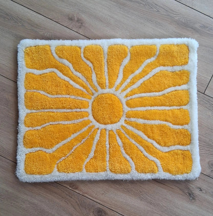 Zoom sur une décoration murale représentant un soleil dans le style japonais, créée par La Balmo Tufting. Laine acrylique jaune et blanche