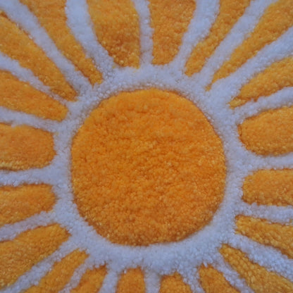 Zoom sur une décoration murale représentant un soleil dans le style japonais, créée par La Balmo Tufting. Laine acrylique jaune et blanche