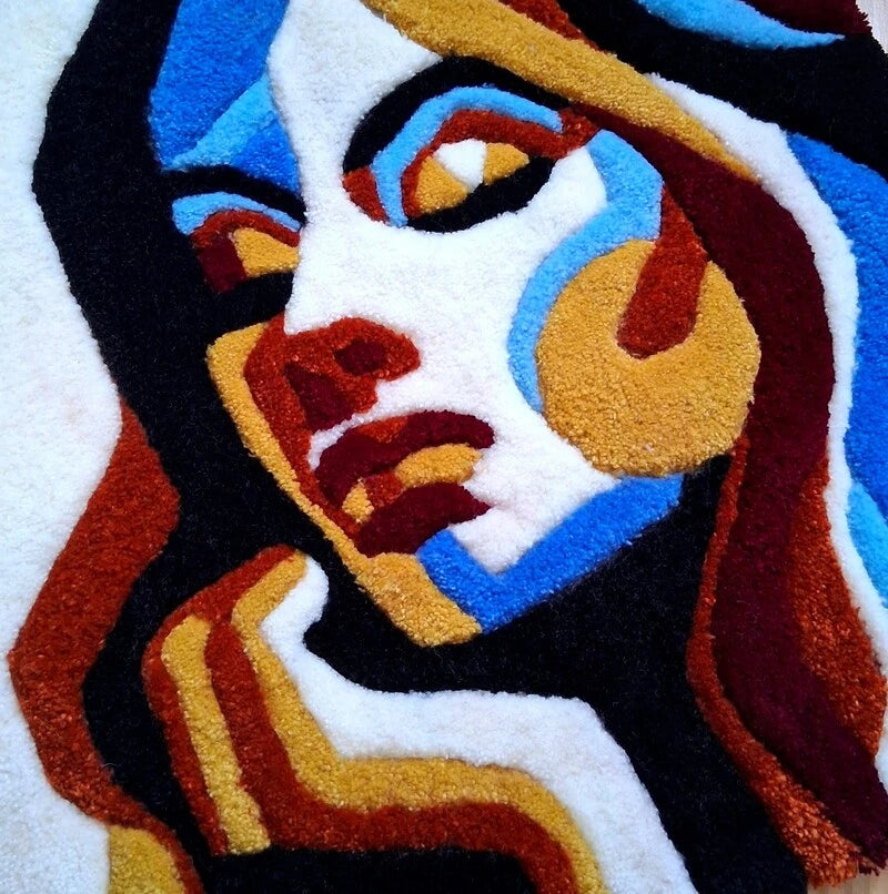 Le portrait d'une femme, Dyna, réalisée en laine acrylique grâce à la technique du tufting