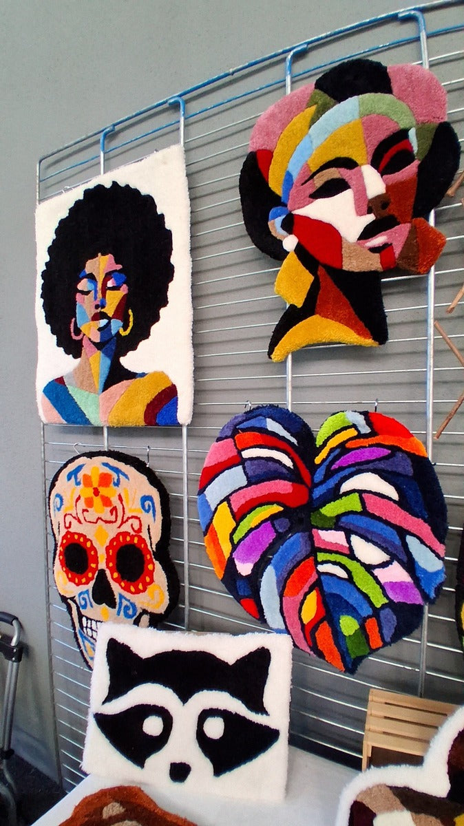 Tufting muraux exposés sur une grille lors d'un marché artisanal