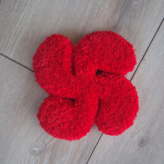 Mini décoration murale créé par a Balmo Tufting. Laine acrylique rouge