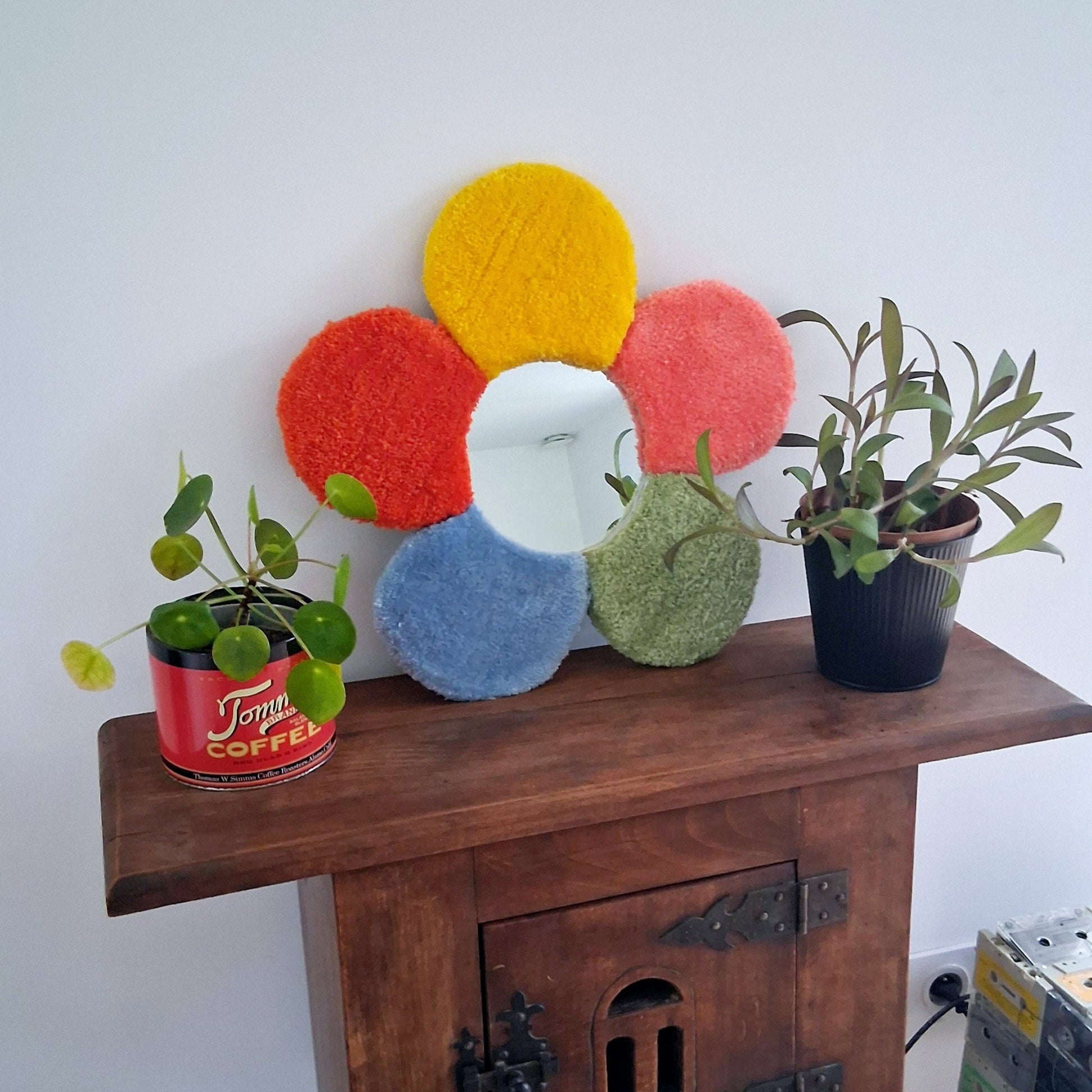 Miroir en forme de fleur, coloré, réalisée grâce au tufting, créée par La Balmo Tufting. Laine acrylique jaune, rose, verte, bleue, orange.