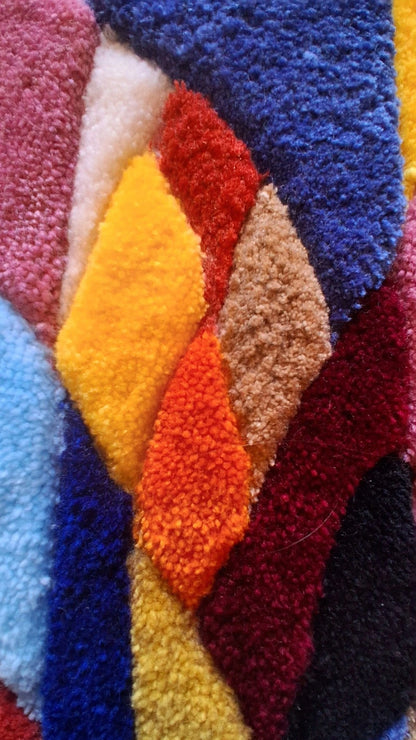 Aperçu de laine d'un tufting mural très coloré représentant un éventail