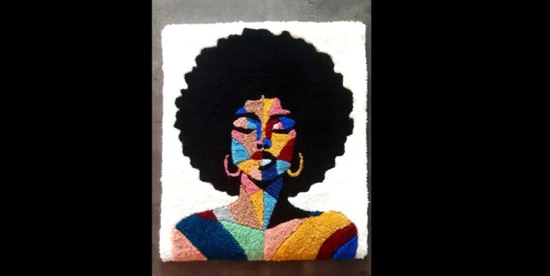 Tufting mural d'un portraitcoloré d'une femme à la coupe afro