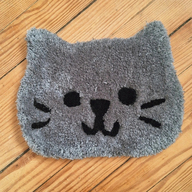 tufting mural d'une tête de chat gris, avec des moustaches noires