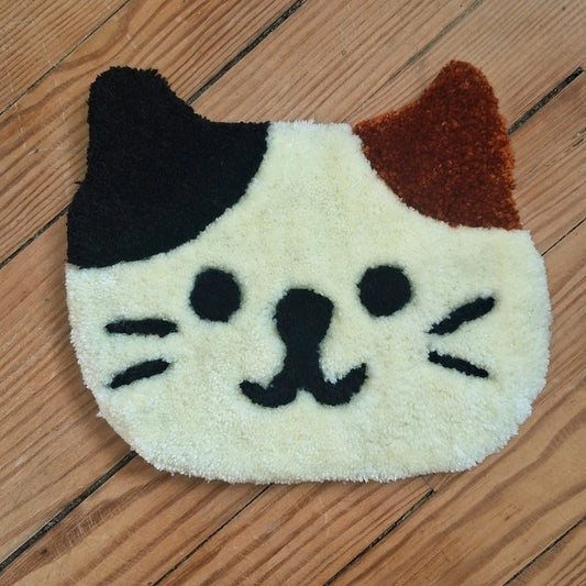 tufting mural d'une tête de chat isabelle, aux couleurs noir, blanc et marron