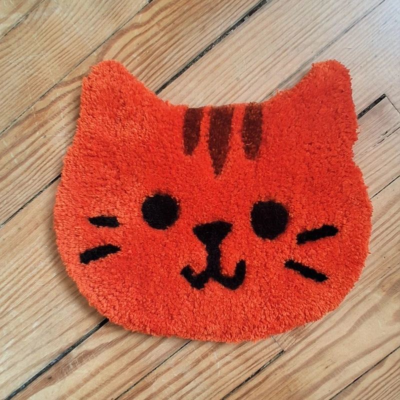 tufting mural d'une tête de chat roux aux moustaches noires