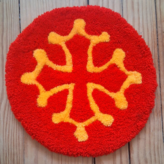 Tufting mural de la croix occitane, en rouge et jaune, ses couleurs emblématiques