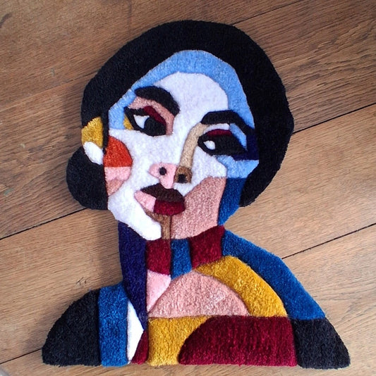Portrait de femme réalisé avec la technique du tufting. Création unique en laine acrylique, aux teintes bleutées
