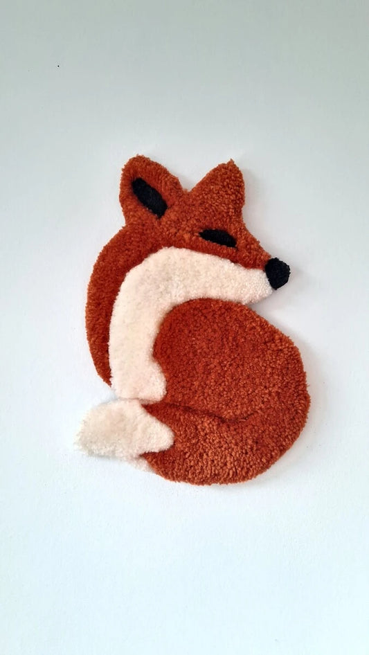 Un renard orange et tout doux, version tufting mural, réalisé en laine acrylique.