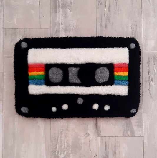 Tufting mural représentant une cassette audio coloré