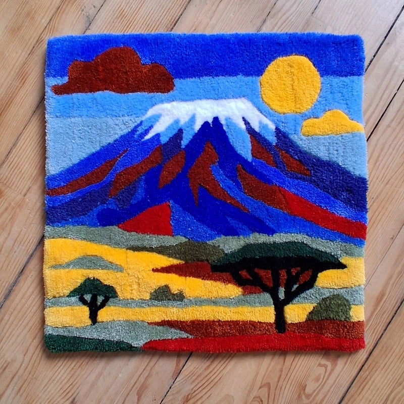 Photo d'un tufting mural très coloté représentant le Kilimandjaro