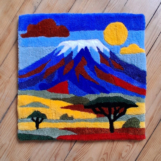 Photo d'un tufting mural très coloté représentant le Kilimandjaro