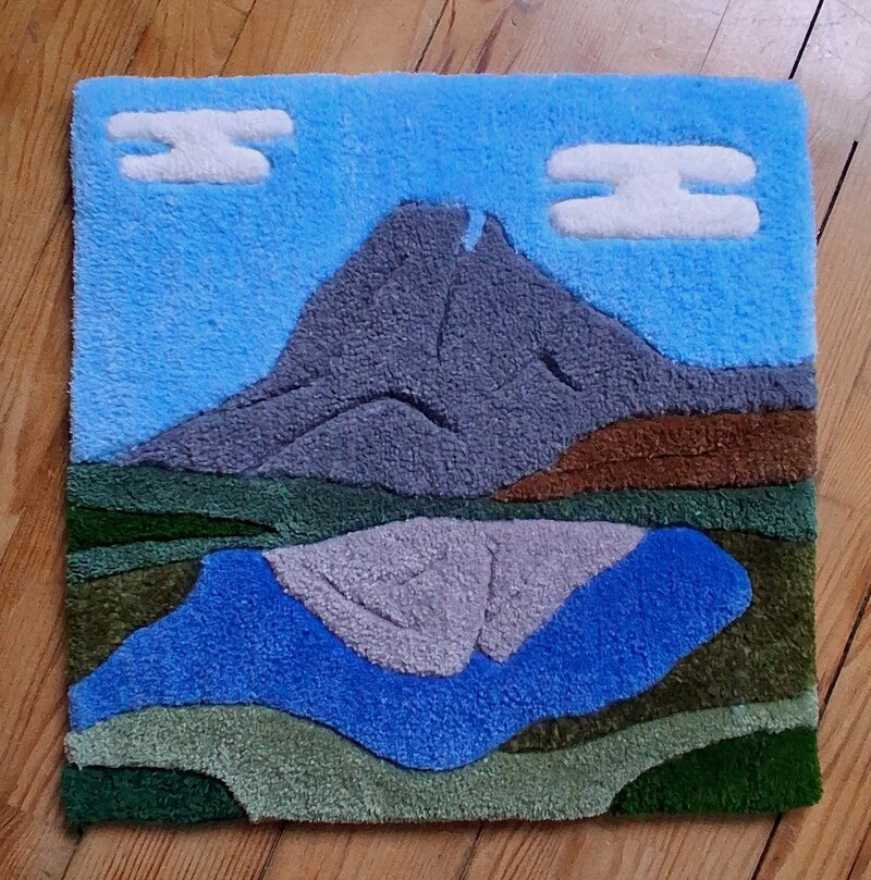 Jean-Pierre, le célèbre Pic du Midi d'Ossau, en version laine tuftée, douce et coloré pour un bout des Pyrénées chez soi