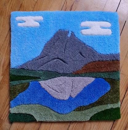 Jean-Pierre, le célèbre Pic du Midi d'Ossau, en version laine tuftée, douce et coloré pour un bout des Pyrénées chez soi
