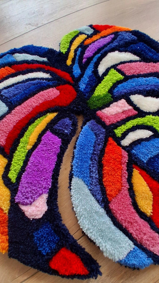 Focus sur un tufting mural en laine acrylique représentant une feuille de monstera