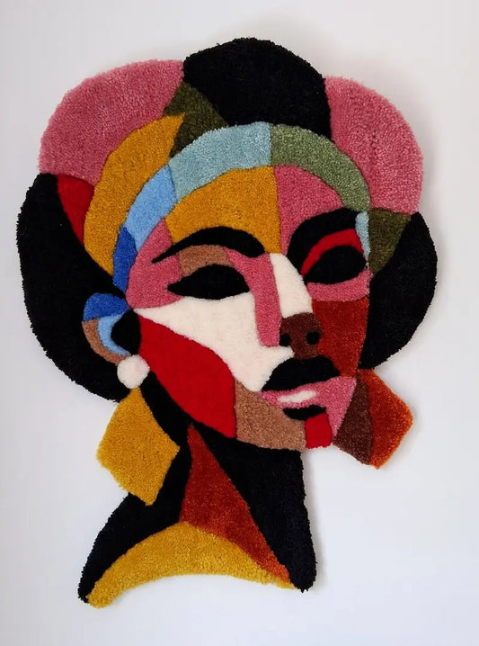 Photo proche du portrait d'une femme avec un bandeau réalisé en laine en tuftng