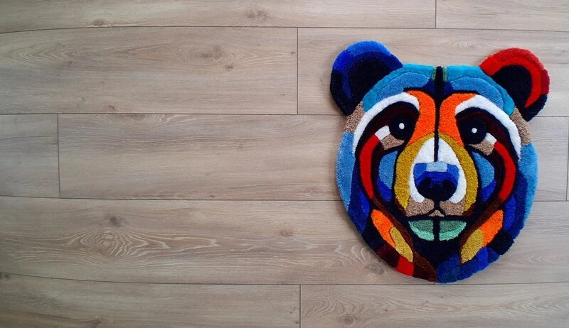 Tufting mural d'une tête d'ours colorée, symbole des Pyrénées