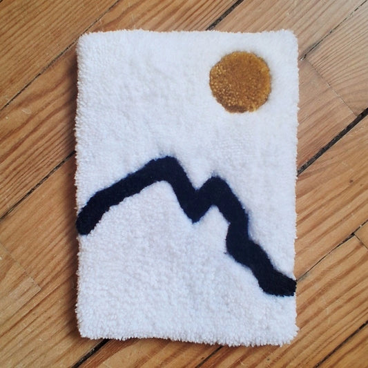 Tufting mural représentant de façon minimaliste le Pic du Midi d'Ossau
