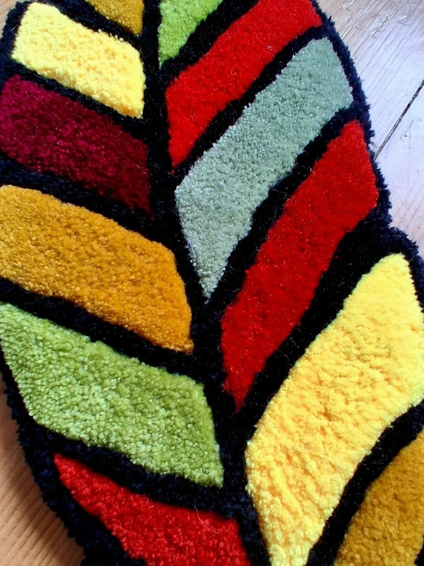 Aperçu en détail du tufting mural représentant une plume