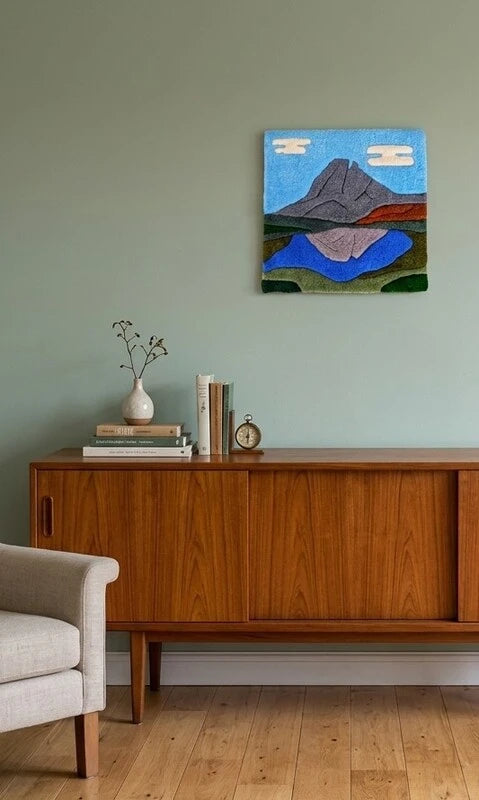 Salon moderne où trone le tufting mural mettant à l'honneur Jean-Pierre, le célèbre Pic du Midi d'Ossau