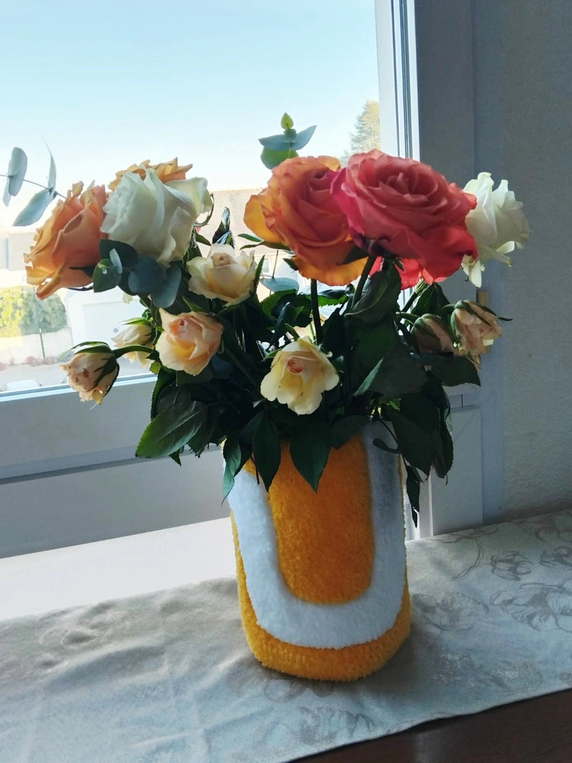 Grand vase tufté jaune avec un joli bouquet de roses