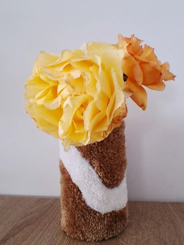 Vase tufté beige et blanc réalisée en laine acrylique
