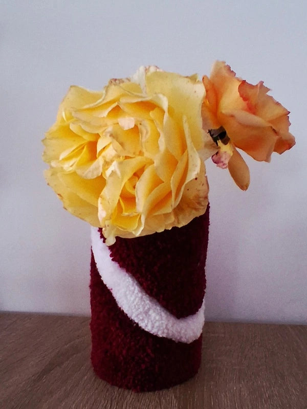 Vase tufté, de couleur bordeaux et blanc, apportant de la douceur à tes fleurs