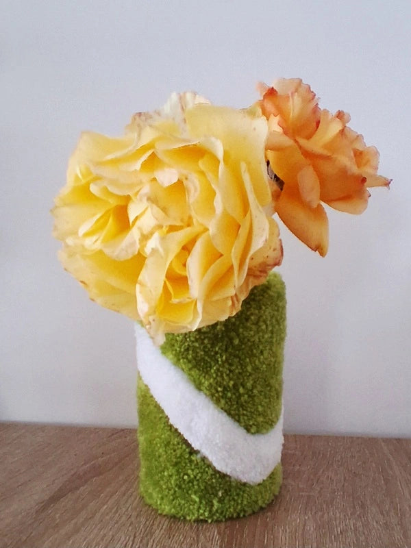 Vase tufté en laine acrylique verte et blanche pour sublimer tes fleurs