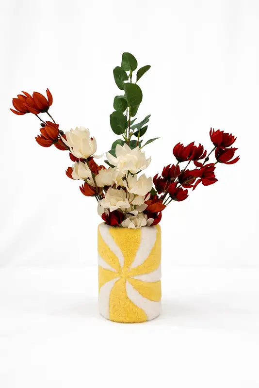 Grand vase tufté, de couleur jaune soleil, illumine ton salon tout en douceur